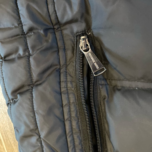 Micheal kors puffer coat size medium black zips with removable hood - Picture 16 of 16